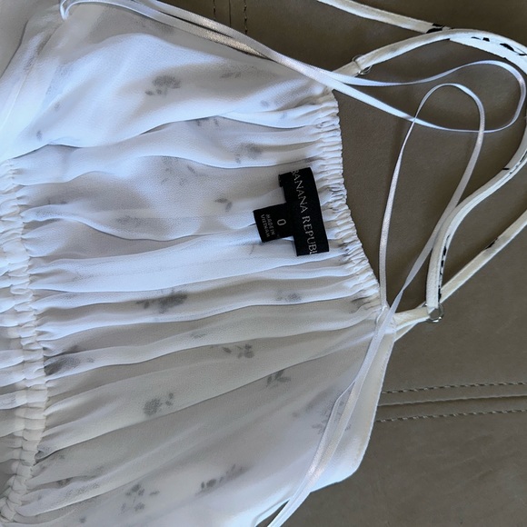 Flattering Summer dress 🤍white with little black flowers Banana Republic size 0 - Picture 6 of 8